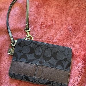 Coach Legacy Signature Wristlet. Black / Gold. 40754